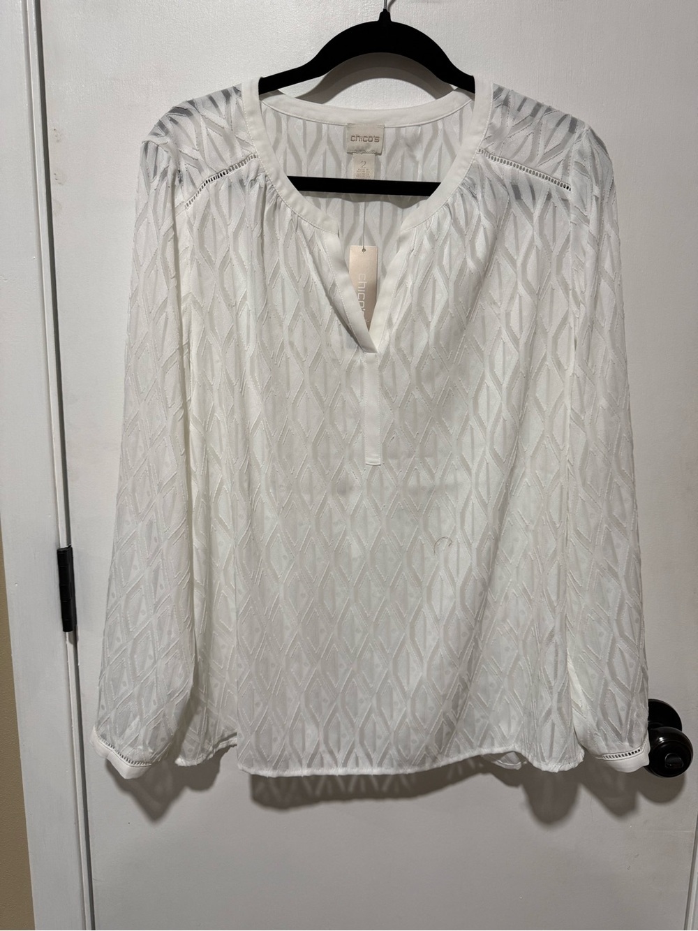 Chico's White Textured V-Notch Long Sleeve Blouse